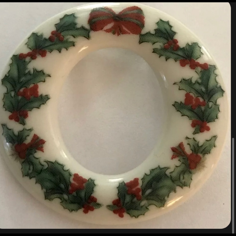 SPODE HAND CRAFTED PORCELAIN HOLLYBERRY CHRISTMAS WREATH BROOCH PIN-1 3/4”